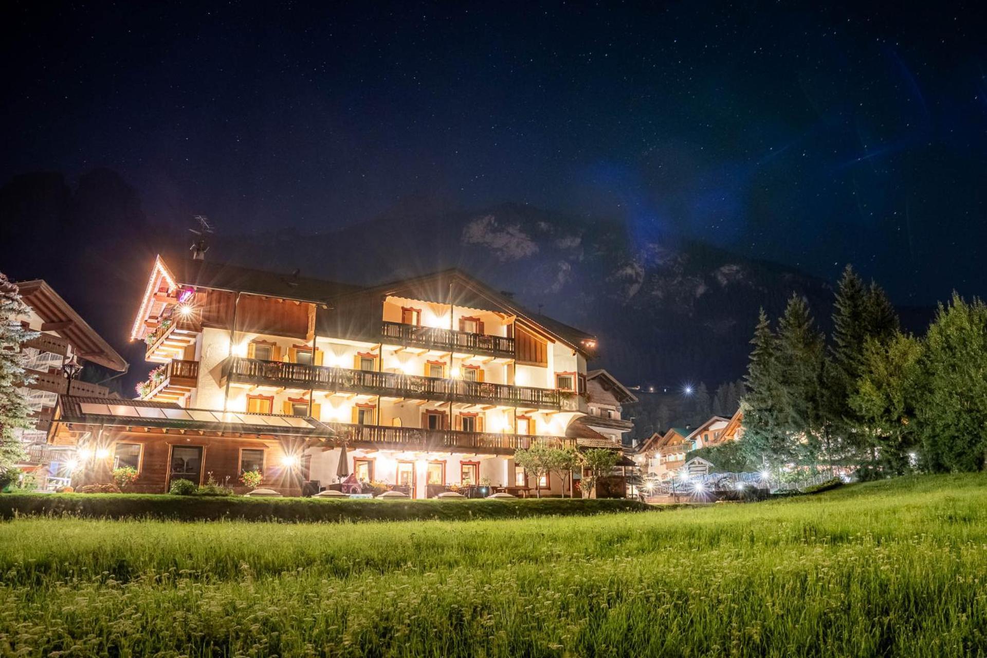 Garni Letizia Bed & Breakfast Campitello di Fassa Bagian luar foto